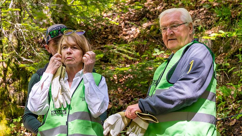 Bundespr&auml;sident Frank-Walter Steinmeier und seine Frau Elke B&uuml;denbender haben die Freiwilligenjacken des DAV angelegt, um mitzuhelfen.