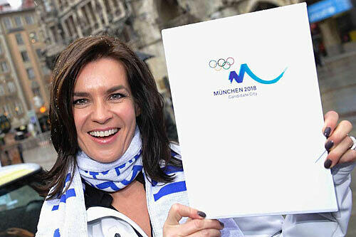 Katarina Witt, Vorsitzende des Kuratoriums der Bewerbungsgesellschaft München 2018, posiert in München anlässlich der Präsentation des sogenannten Bid Books.