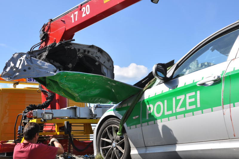Polizeiwagen kracht in Betonmischer - Die Bilder vom schrecklichen Unfall