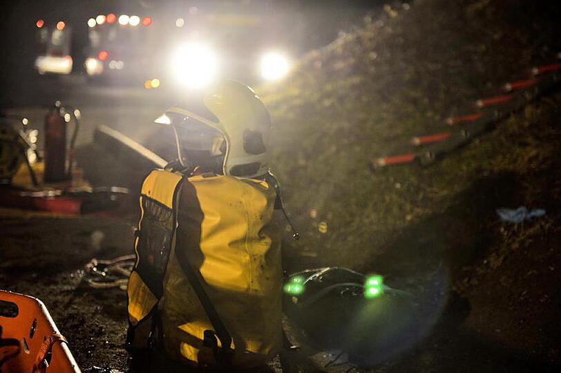 Schrecklicher Unfall bei Waging am See: Ein Auto fällt von einer Brücke. Die beiden Insassen werden schwer verletzt. Die Bilder von der Bergung...