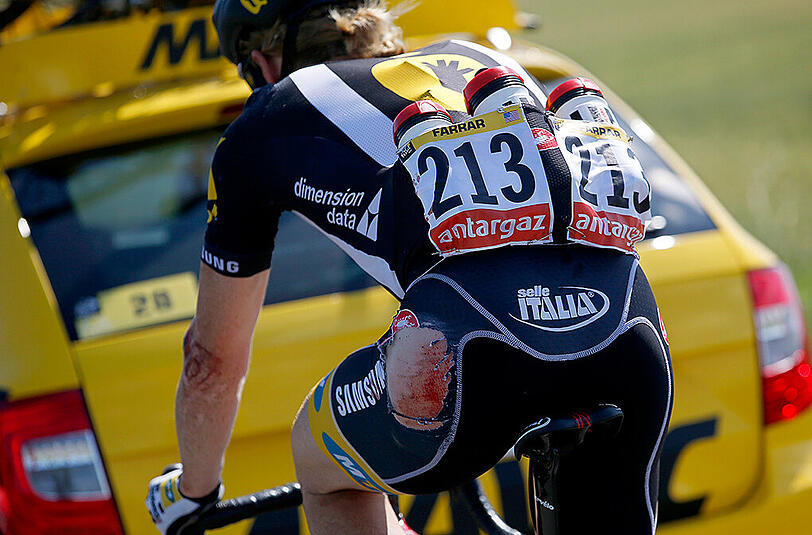 "Wer nichts riskiert, kann auch nichts gewinnen. Sicherlich geschehen auch deswegen die vielen Stürze", sagt Tony Martin. Gut 55 Kilometer vor dem Ziel der dritten Etappe der Tour de France kommt es bei Tempo 42 zu einem schweren Massensturz. Gelbträger Fabian Cancellara überschlägt sich, später kommt die bittere Diagnose: Zwei Rückenwirbel gebrochen. Das Aus.