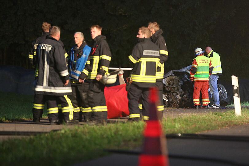 Zwei junge Männer sind mit ihrem Mini-Cooper frontal in einem Baum gekracht. Das Auto ging sofort in Flammen auf, die beiden 20-Jährigen verbrannten. Die Bilder.