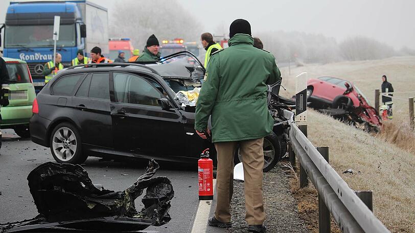 Am Donnerstagmorgen stießen zwei Autos auf einer Bundesstraße frontal zusammen. Beide Fahrer starben noch am Unfallort. Die Bilder des Unfalls.