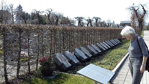 Auf dem Friedhof in Penzberg erinnern eine Gedenktafel und die 16 Gräber der Ehrenbürger an das Verbrechen.