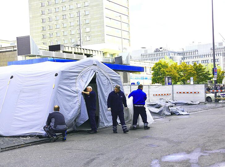 Aufräumarbeiten am Hauptbahnhof. Die Gitter, Absperrzäune und Zelte, die zum Empfang der Flüchtlingsmassen benötigt wurden, kommen weg.