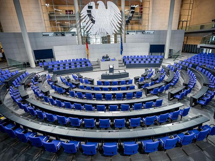 Das Grundgesetz sieht einen "Gemeinsamen Ausschuss" von Bundestag und Bundesrat als Notparlament vor, wenn das Parlament nicht rechtzeitig zusammentreten kann. Im Verteidigungsfall - und bald auch wegen Coronavirus-Ausfällen?.