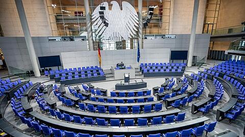 Das Grundgesetz sieht einen "Gemeinsamen Ausschuss" von Bundestag und Bundesrat als Notparlament vor, wenn das Parlament nicht rechtzeitig zusammentreten kann. Im Verteidigungsfall - und bald auch wegen Coronavirus-Ausfällen?.