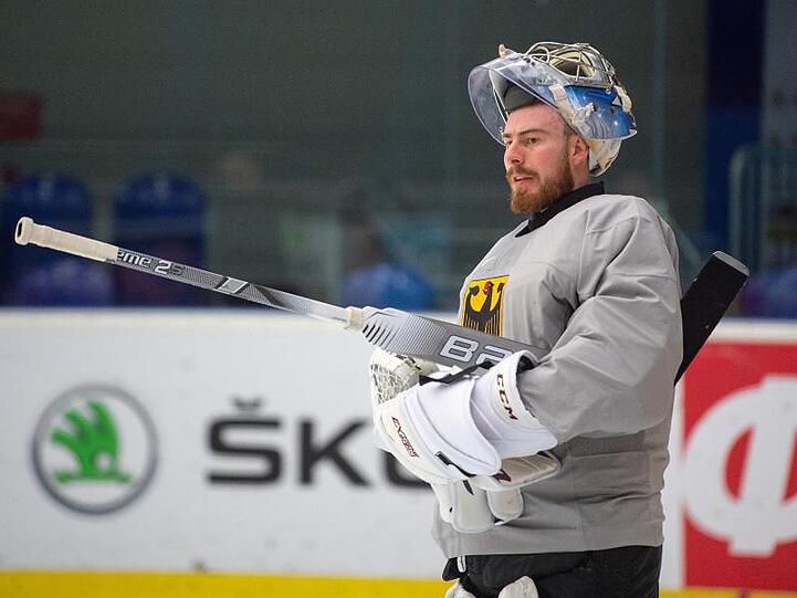 Torhüter Philipp Grubauer beim Training der deutschen Eishockey-Nationalmannschaft.