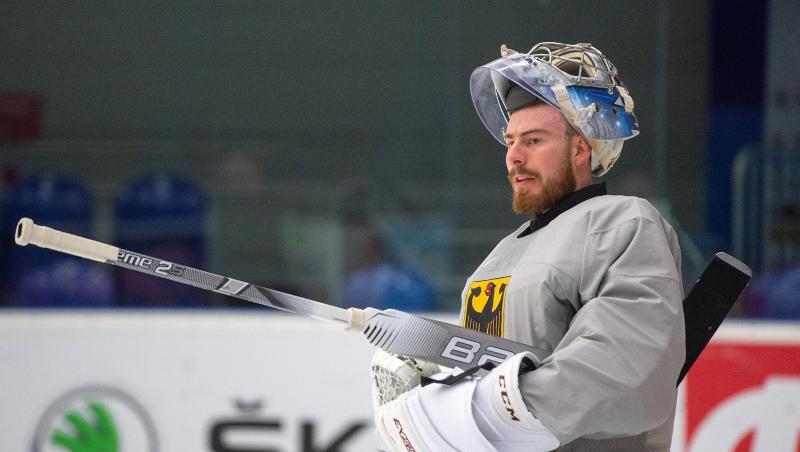 Torhüter Philipp Grubauer beim Training der deutschen Eishockey-Nationalmannschaft. Torhüter Philipp Grubauer beim Training der deutschen Eishockey-Nationalmannschaft.