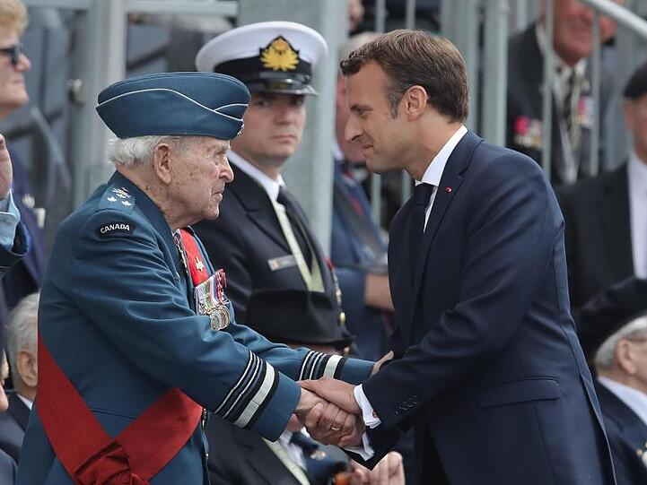 Frankreichs Präsident Emmanuel Macron im Gespräch mit einem Veteranen.