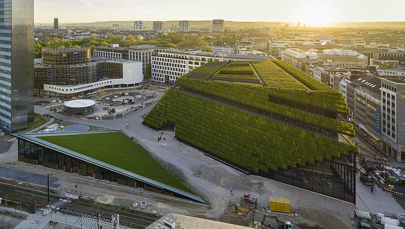 Erst im August haben die ersten Läden im Konsumcenter Kö-Bogen II eröffnet. Ingenhoven Architekten haben eine Gebäudehülle aus 30.000 Pflanzen geschaffen. Erst im August haben die ersten Läden im Konsumcenter Kö-Bogen II eröffnet. Ingenhoven Architekten haben eine Gebäudehülle aus 30.000 Pflanzen geschaffen.