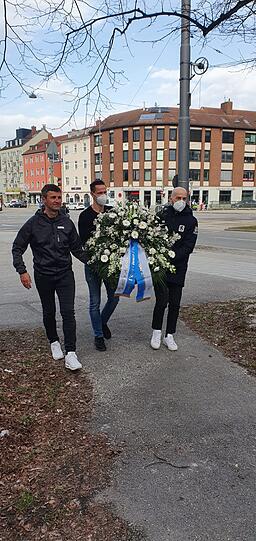 Michael Köllner, Marc-Nicolai Pfeifer und Günther Gorenzel (v.l.) am Donnerstag am Grünwalder Stadion.