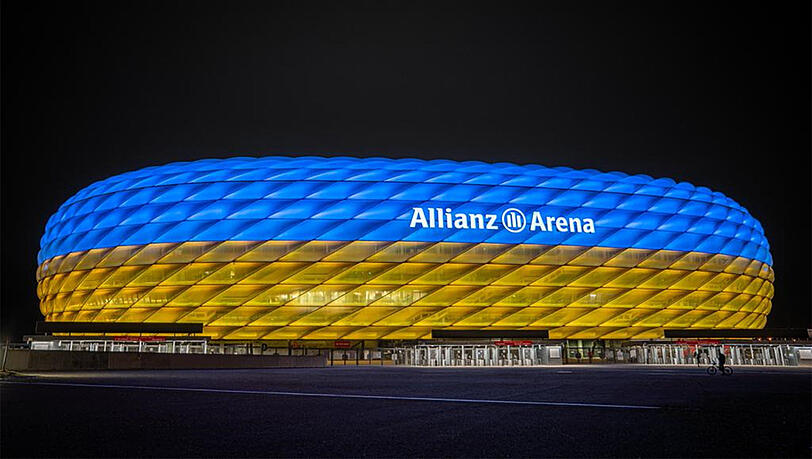 Auch der FC Bayern sendet ein Signal: Die Allianz Arena in Fröttmaningerstrahlt in den ukrainischen Nationalfarben. Auch der FC Bayern sendet ein Signal: Die Allianz Arena in Fröttmaningerstrahlt in den ukrainischen Nationalfarben.