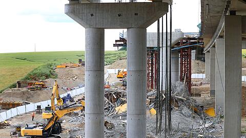 Bagger ziehen an der eingestürzten Talbrücke Schraudenbach ziehen herabgestürzte Teile auseinander.