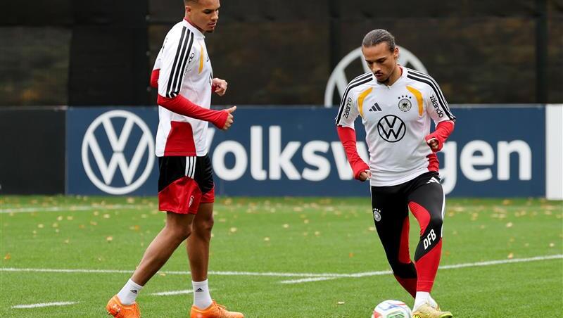 Sane im neuen DFB-Trainingslaibchen mit neuem Sponsor. Sane im neuen DFB-Trainingslaibchen mit neuem Sponsor.