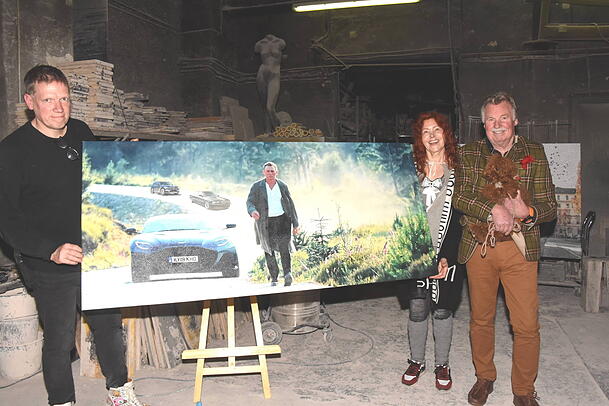 Ewa Schnitzenbaumer erstand gleich das Bild "Keine Zeit zu sterben" von Michael Fischer-Art, hier mit Ehemann Benno Adolf und Toypudel Awa. Ewa Schnitzenbaumer erstand gleich das Bild "Keine Zeit zu sterben" von Michael Fischer-Art, hier mit Ehemann Benno Adolf und Toypudel Awa.