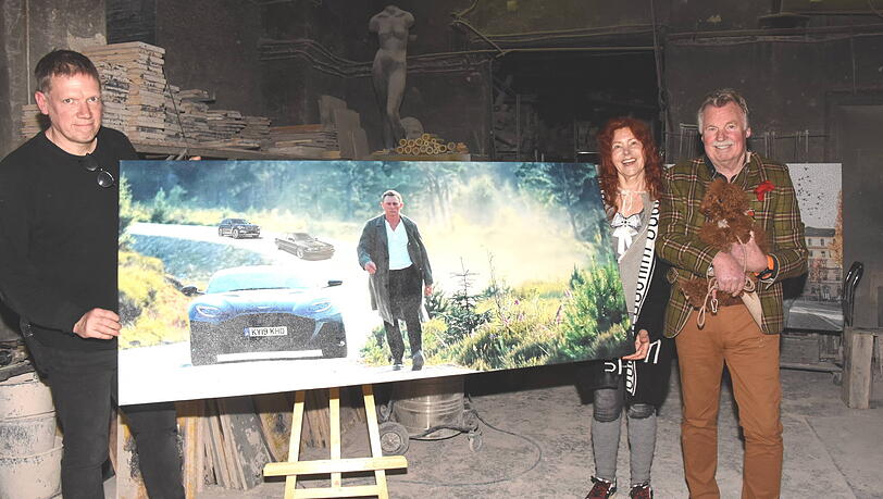 Ewa Schnitzenbaumer erstand gleich das Bild "Keine Zeit zu sterben" von Michael Fischer-Art, hier mit Ehemann Benno Adolf und Toypudel Awa.