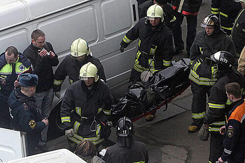 Schreckliche Bilder: Die Feuerwehr transportiert Leichensäcke vom Ort des Anschlags