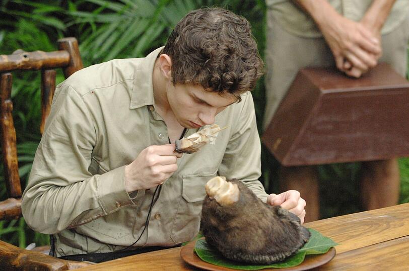 Kulinarisch ist Einiges geboten für Joey: Kuheuter-Zitze, Kamel-Fuß vom Spieß, ein fermentiertes Entenei, Straußen-Anus und Sperma vom Buschschwein.