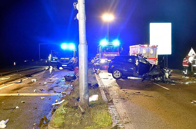 Die Straße gleicht einem Trümmerfeld: Ein 48-jähriger Mann raste mit seinem Wagen gegen einen Ampelmasten. Einen Tag später starb er im Krankenhaus.