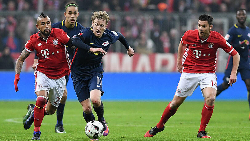 Platz acht: Emil Forsberg vom RB Leipzig - hier gegen die Bayern-Profis Arturo Vidal (links) und Xabi Alonso - ging 55 Mal ins Dribbling und war zu 45,5 Prozent erfolgreich.