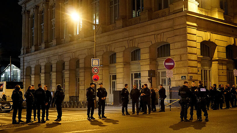 Polizisten in Paris am Nordbahnhof (Gare du Nord).