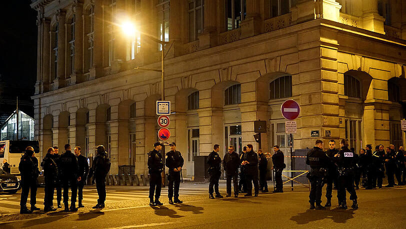 Polizisten in Paris am Nordbahnhof (Gare du Nord). Polizisten in Paris am Nordbahnhof (Gare du Nord).