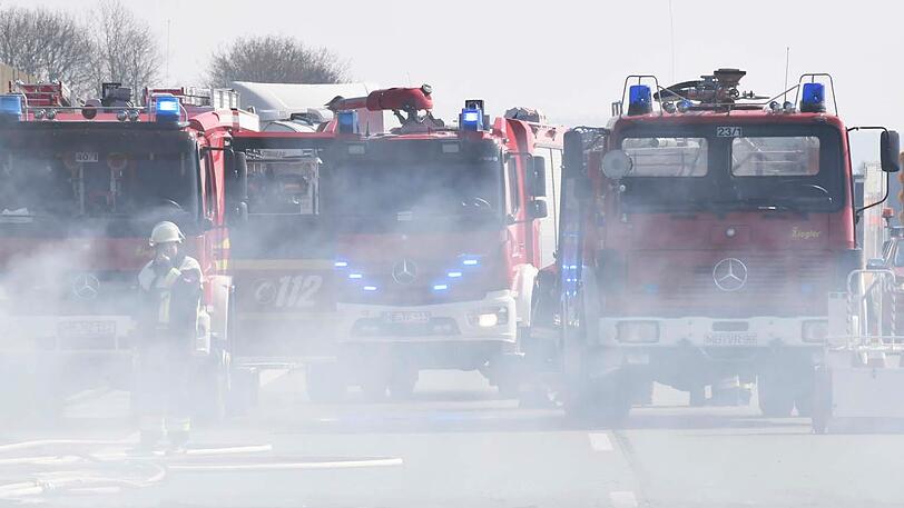 Auf der A8 Richtung München geriet am Montag ein Lkw in Brand.
