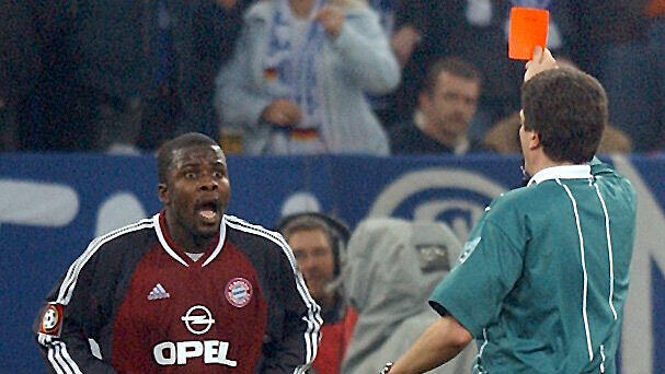 6. März 2002: Der FC Bayern scheitert beim 0:2 nach Verlängerung im Pokal-Halbfinale auf Schalke. Der Münchner Samuel Kuffour sieht nach einem Foulspiel die Rote Karte von Schiedsrichter Herbert Fandel.
