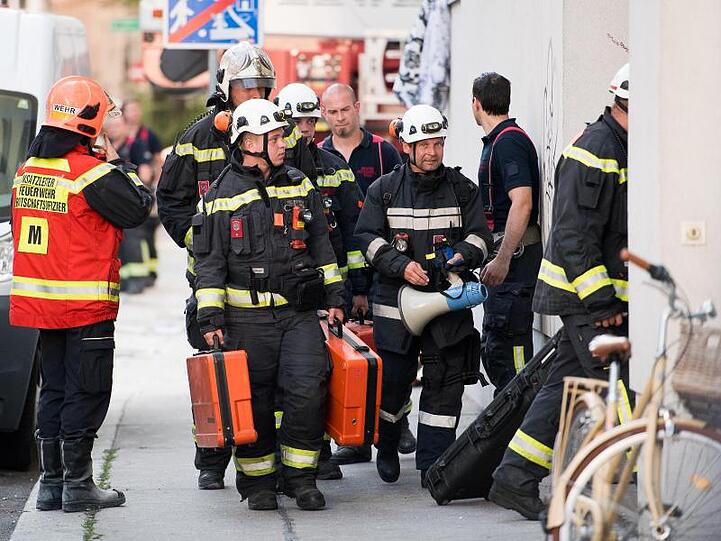 Feuerwehrleute bereiten am Schauplatz der Explosion ihren Einsatz vor.