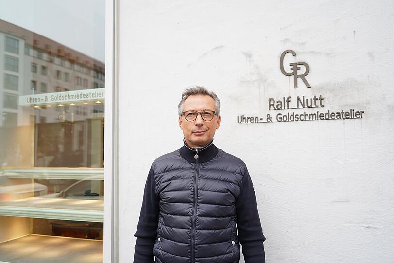 Ralf Nutt vor seinem Juweliergeschäft in der Altstadt.