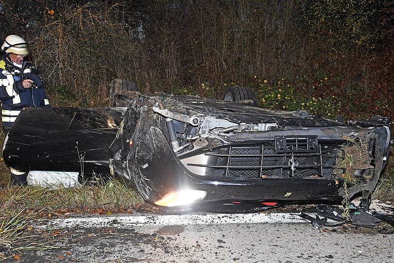 Auf der A8 Richtung München kommt ein Ferrari von der Fahrbahn ab und überschlägt sich.