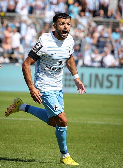 Albion Vrenezi vom TSV 1860 München jubelt über sein Tor zum 1:0. Albion Vrenezi vom TSV 1860 München jubelt über sein Tor zum 1:0.