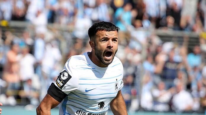 Albion Vrenezi vom TSV 1860 München jubelt über sein Tor zum 1:0.