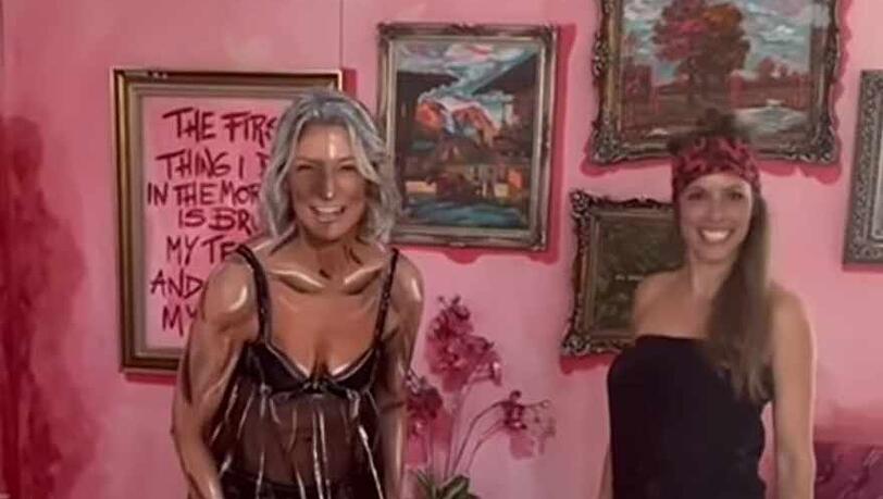 Monika Gruber hat sich mit Bodypainting und leichtbekleidet in Schale geworfen. Monika Gruber hat sich mit Bodypainting und leichtbekleidet in Schale geworfen.