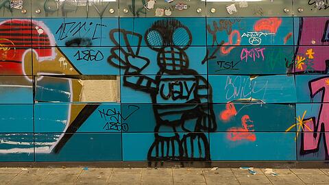 Platte für Platte wurde in der Unterführung eingetreten. Dahinter kommt die graue Betonwand zum Vorschein.