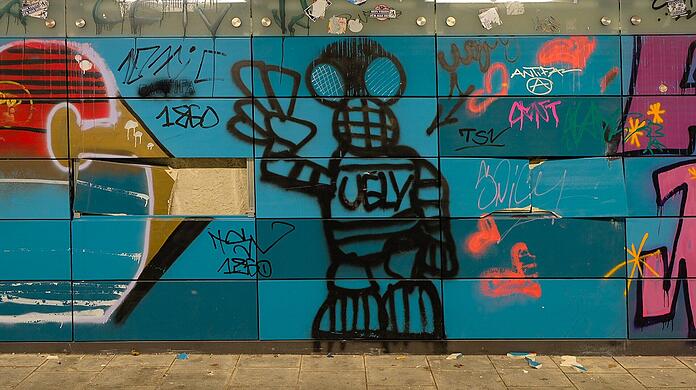 Platte f&uuml;r Platte wurde in der Unterf&uuml;hrung eingetreten. Dahinter kommt die graue Betonwand zum Vorschein.