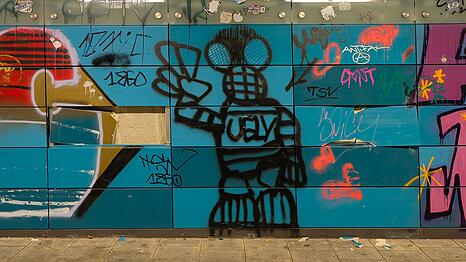 Platte für Platte wurde in der Unterführung eingetreten. Dahinter kommt die graue Betonwand zum Vorschein.