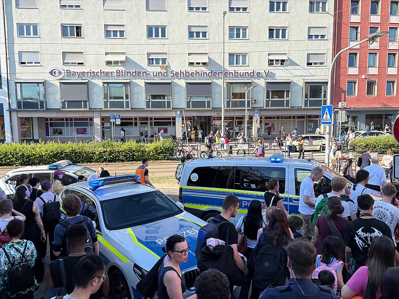 Die Reisenden qu&auml;lten sich am Dienstagabend die steile Treppe zur Arnulfstra&szlig;e im Gedr&auml;nge runter. Bundespolizisten versuchten, Ordnung ins Chaos zu bringen.