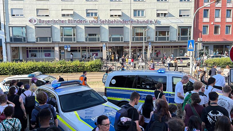 Die Reisenden quälten sich am Dienstagabend die steile Treppe zur Arnulfstraße im Gedränge runter. Bundespolizisten versuchten, Ordnung ins Chaos zu bringen. Die Reisenden quälten sich am Dienstagabend die steile Treppe zur Arnulfstraße im Gedränge runter. Bundespolizisten versuchten, Ordnung ins Chaos zu bringen.