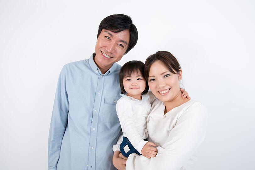 Miet-Väter sind in Japan weit verbreitet. Sie übernehmen dort auf Wunsch vorübergehend die Vaterrolle - bei Familienfeiern, Schulfesten oder als moralische Stütze. Die Dienstleistung hilft Familien, gesellschaftlichen Normen gerecht zu werden. Auch andere Angehörige oder Begleitpersonen können gemietet werden: Eine Partnerin für das Dienstessen etwa oder eine Tante. Miet-Väter sind in Japan weit verbreitet. Sie übernehmen dort auf Wunsch vorübergehend die Vaterrolle - bei Familienfeiern, Schulfesten oder als moralische Stütze. Die Dienstleistung hilft Familien, gesellschaftlichen Normen gerecht zu werden. Auch andere Angehörige oder Begleitpersonen können gemietet werden: Eine Partnerin für das Dienstessen etwa oder eine Tante.