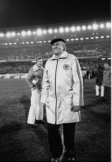 Schön: Respekt ja, Mütze nein Helmut Schön (1964-78; 139 Länderspiele; Europameister 1972, Weltmeister 1974): Der Mann mit der Mütze betreute die wohl beste DFB-Mannschaft aller Zeiten. Wie Schön setzt Löw auf einen respektvollen Umgang mit seinen Spielern, gibt sich autoritär aber auch mal als Kumpeltyp. Beide erklär(t)en den Spielern in Gesprächen, wenn sie einmal nicht spiel(t)en. Lediglich solch eine Mütze würde Löw nie aufsetzen.