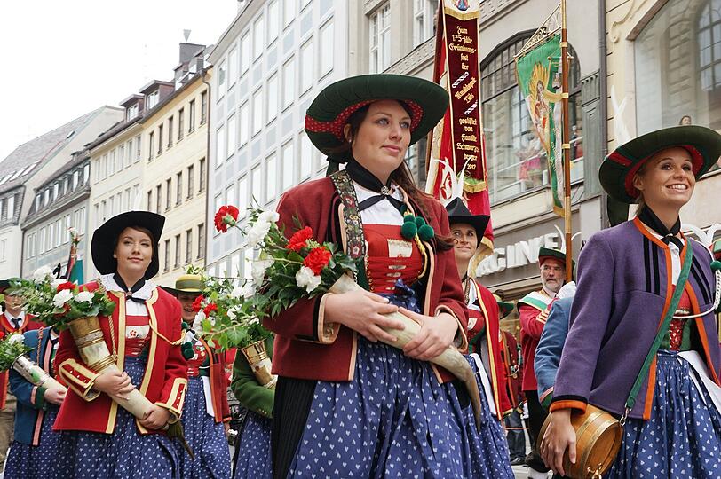 Anders diese farbenfrohe Tracht.