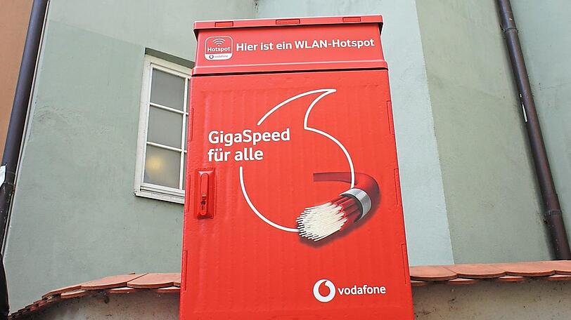 Hier am Nahensteig steht einer der auffälligen Wlan-Kästen. Aber nicht mehr lange: Die roten Kästen von Vodafone sollen in den nächsten Tagen wieder in ihren grauen Zustand rückgebaut werden.