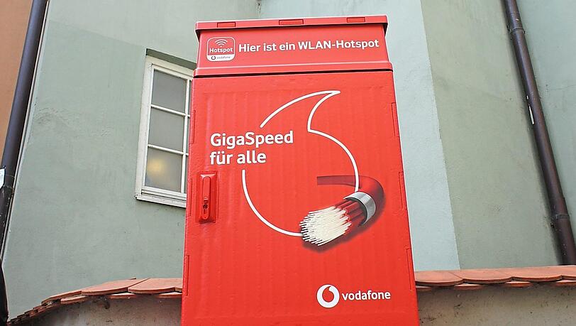 Hier am Nahensteig steht einer der auffälligen Wlan-Kästen. Aber nicht mehr lange: Die roten Kästen von Vodafone sollen in den nächsten Tagen wieder in ihren grauen Zustand rückgebaut werden. Hier am Nahensteig steht einer der auffälligen Wlan-Kästen. Aber nicht mehr lange: Die roten Kästen von Vodafone sollen in den nächsten Tagen wieder in ihren grauen Zustand rückgebaut werden.