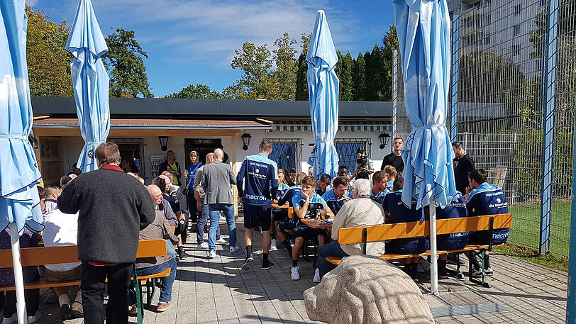 Die Mannschaft ist auch da, sitzt geschlossen im Biergarten.