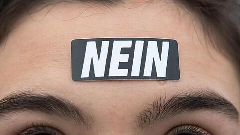 Eine Schülerin demonstriert mit einem "Nein"-Aufkleber auf der Stirn für den Klimaschutz. Foto: Peter Kneffel/Archiv