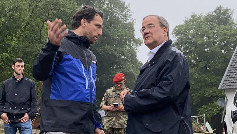 Armin Laschet (r.) lässt sich in Stolberg von Bürgermeister Patrick Haas (SPD) die Hochwasser-Schäden zeigen. Armin Laschet (r.) lässt sich in Stolberg von Bürgermeister Patrick Haas (SPD) die Hochwasser-Schäden zeigen.