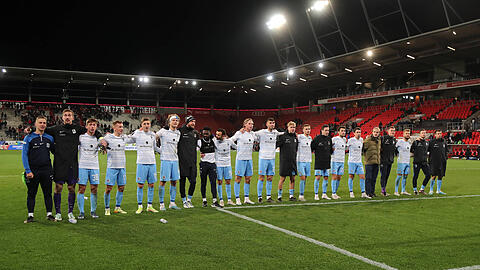 Feierten nach dem Spiel mit den Fans: Die Spieler des TSV 1860.