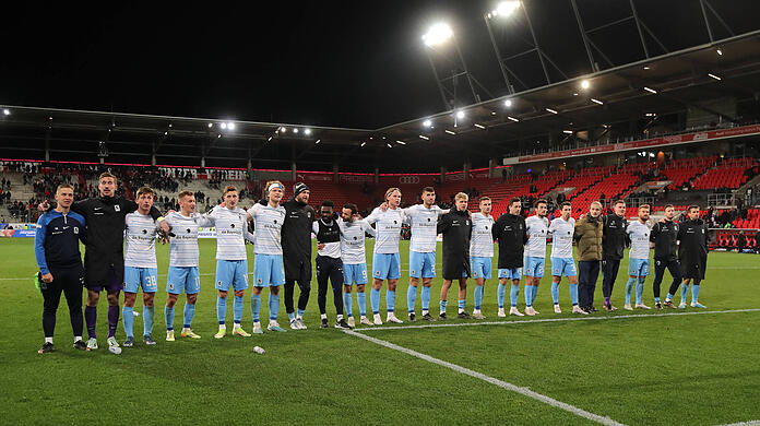 Feierten nach dem Spiel mit den Fans: Die Spieler des TSV 1860.
